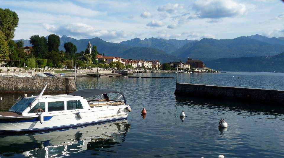 Italy lake mountains body of water