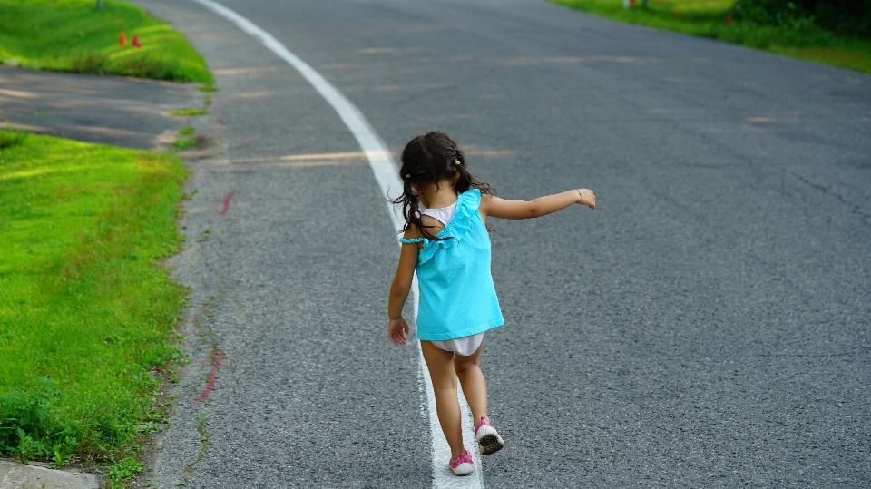 Niño jugar línea camino