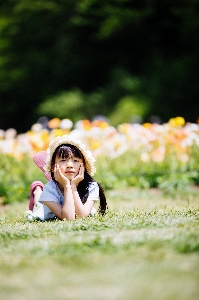 Foto Gadis orang-orang di alam
 foto rumput