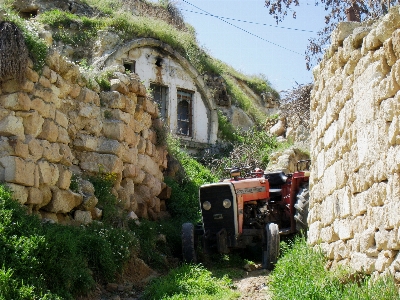 Souldivider tractor stone walls spring Photo