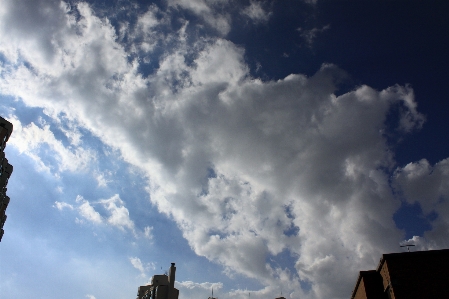 Foto Awan biru langit putih