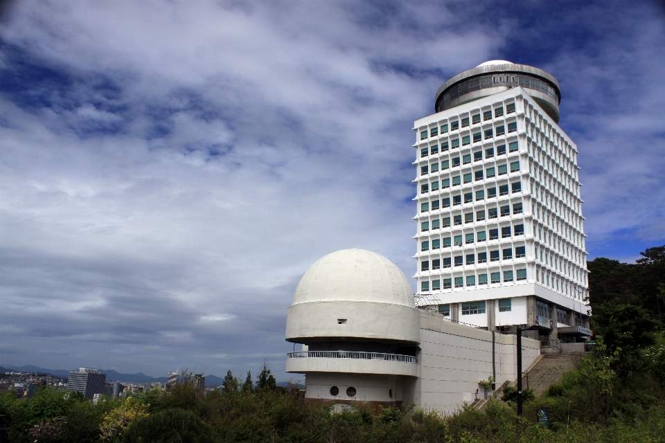 Edificio blanco
 nube cielo