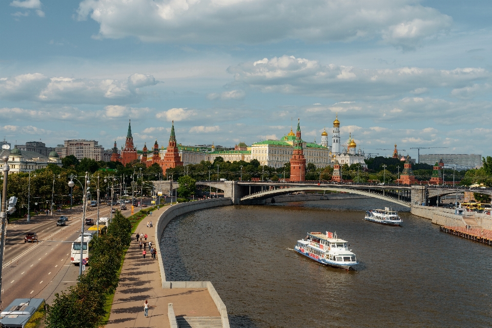 Moscou rivière bateau ciel