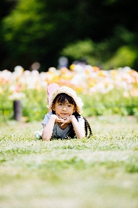 Foto Gadis orang-orang di alam
 foto rumput