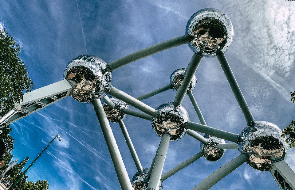 Bruksela atomium niebieski niebo