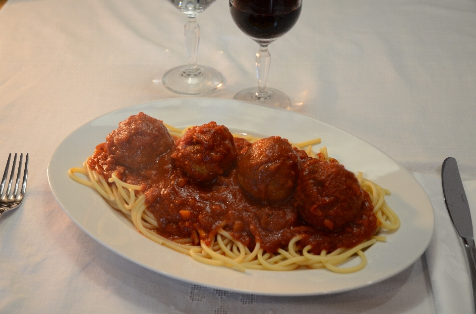 Spageti bakso semacam spageti
 makan siang