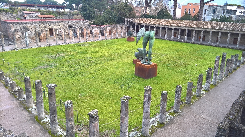 Sculpture pompeii grass historic site