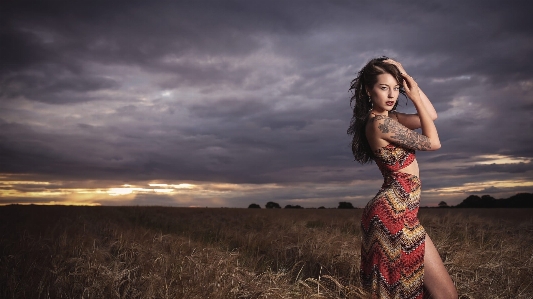 Foto Donna persone in natura
 fotografia cielo