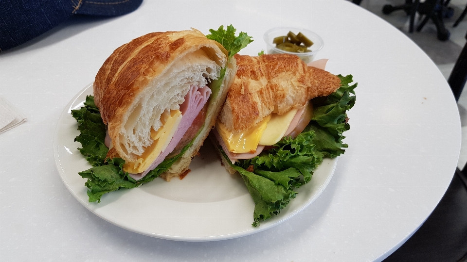 サンドイッチ 混雑する トマト
 ランチ