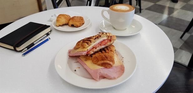 サンドイッチ 混雑する トマト
 ランチ 写真