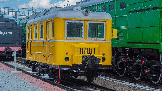 Foto Barca treno veicolo terrestre
 trasporto