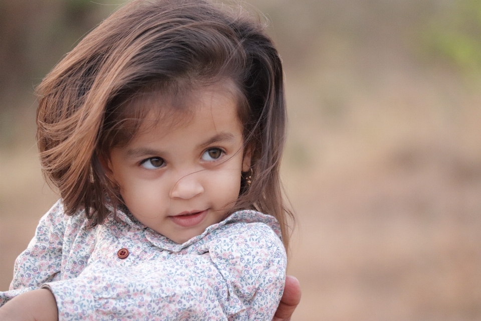 Fille enfant cheveux affronter