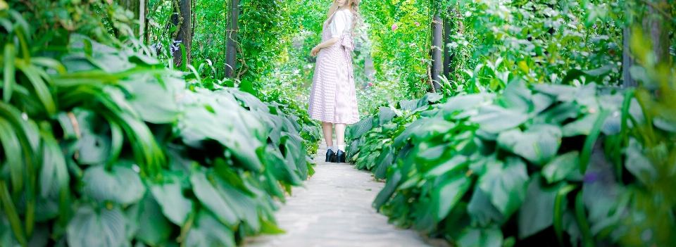 Mädchen grün natur foto