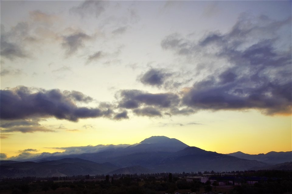 Pagi fajar gunung awan