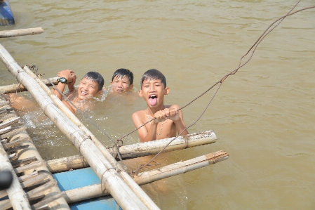 Foto Kesan seru santai air