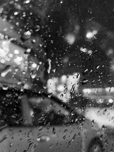 雨 車の窓
 台風 雷 写真