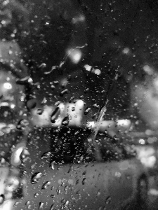 雨 車の窓
 台風 雷 写真