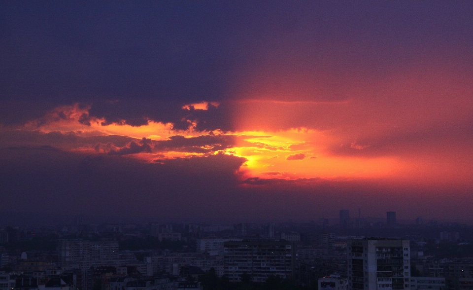 Vermelho pôr do sol nuvem céu