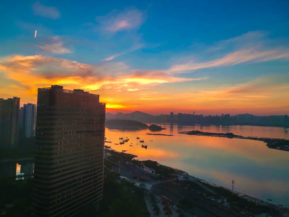 雲 日没 空 残光
