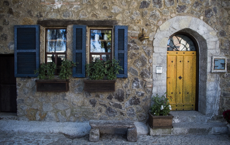 Mur porte fleurs fenêtre