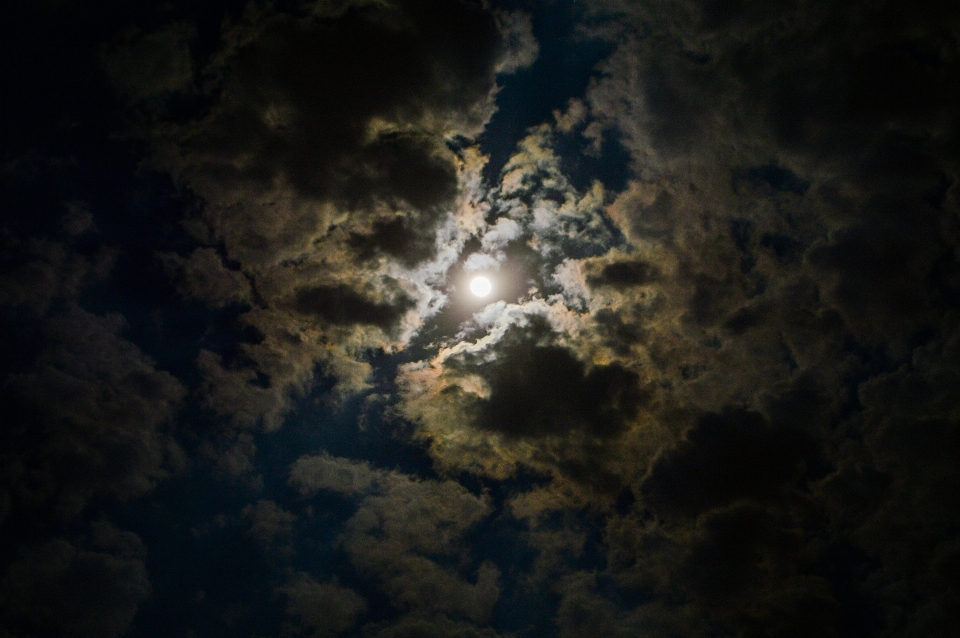 Pleine lune nuit des nuages lumière