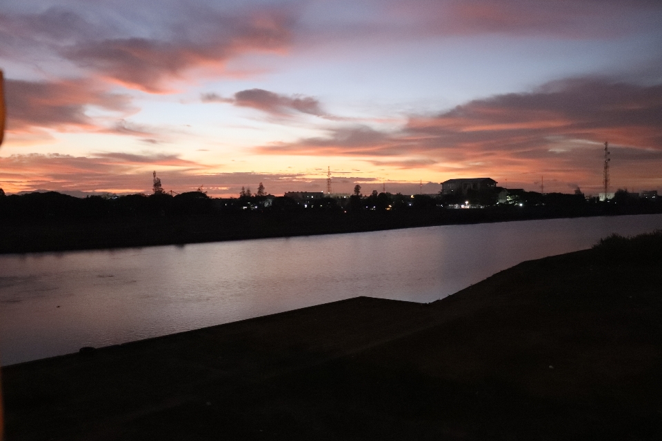 Cielo río nubes edificios