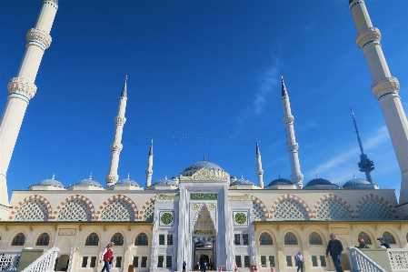 Foto Masjid menara arsitektur kubah