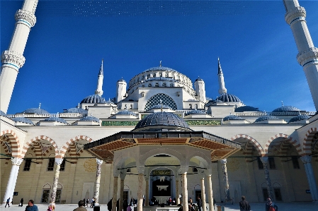 Foto Masjid menara arsitektur kubah