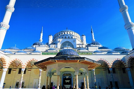 Foto Masjid menara arsitektur kubah