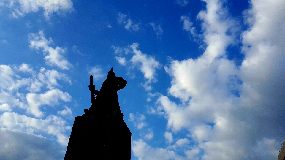 Umum
 langit biru patung