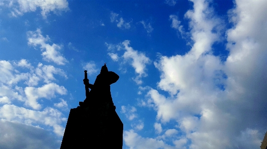 Foto General
 cielo azul estatua