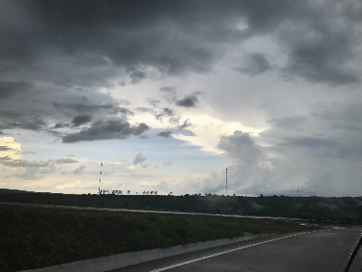 Foto Alami langit awan jalan