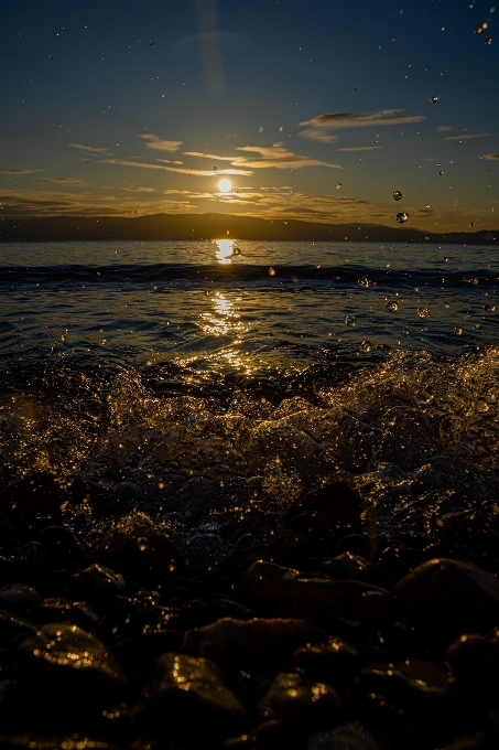 закат озеро волны вода