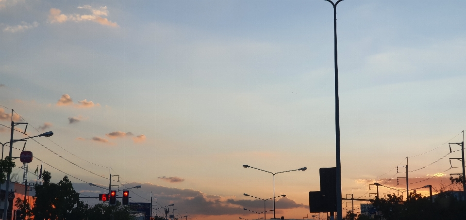 Langit awan malam lampu jalan
