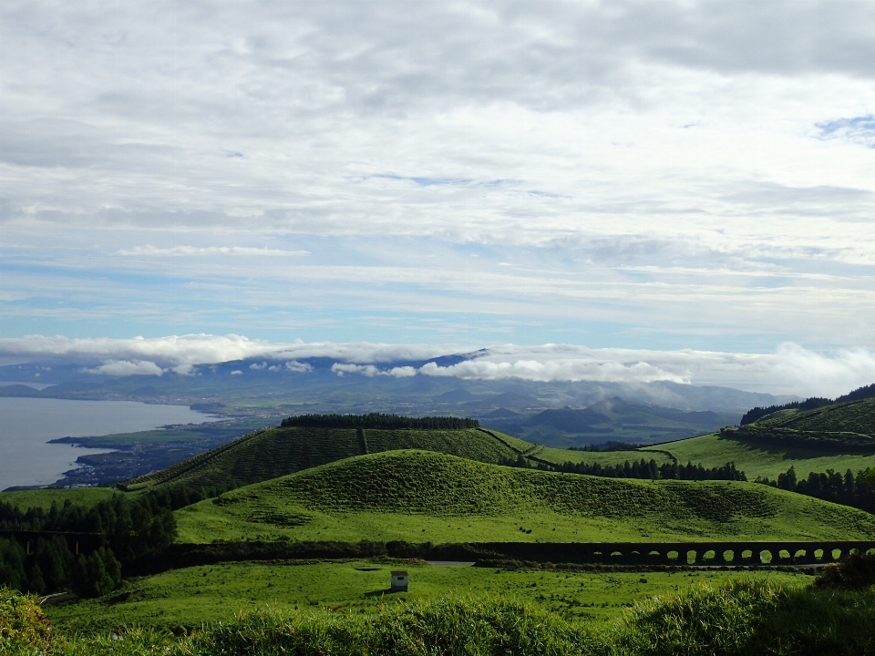 Azores
 verdes
 paisaje
 acueducto
