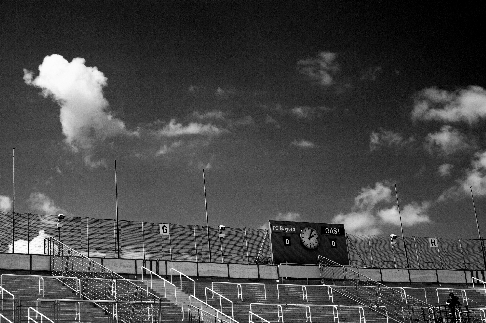 Piłka nożna stadion piłkarski
 czarny i biały
 monachium