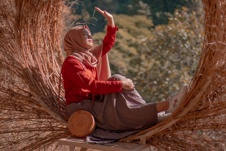 Mujer rojo árbol recreación