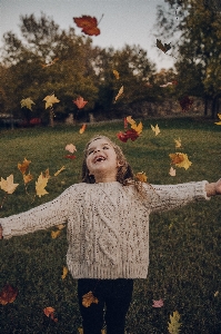 Foto Chica gente en la naturaleza
 hoja otoño