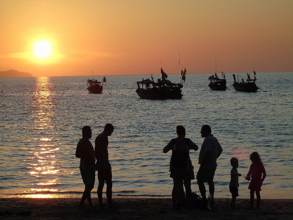 Pôr do sol praia horizonte mar