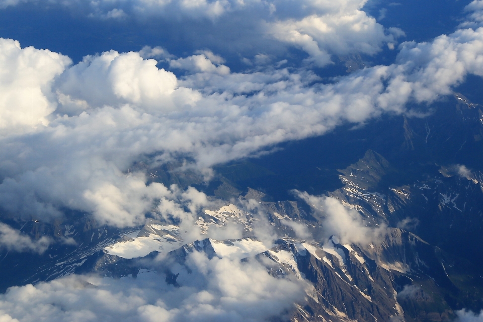 Montagnes paysage aérien des nuages