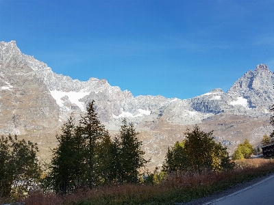 Natural mountainous landforms mountain range Photo