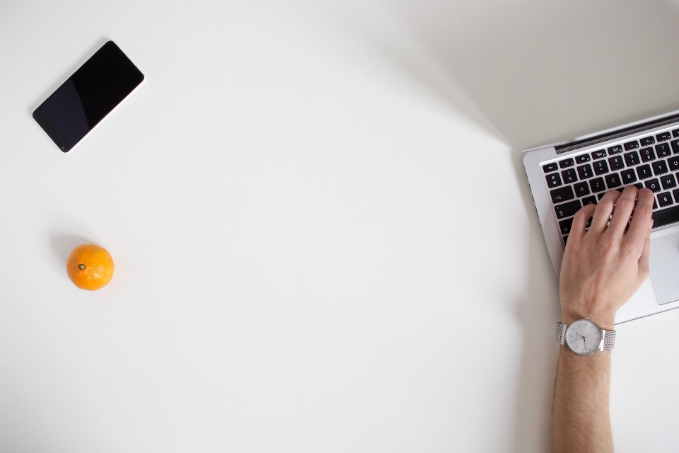 área de trabalho
 livro mac em cima da mesa
 computador portátil mesa