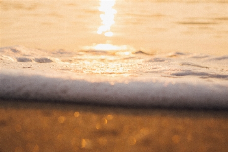 海 波 柔らかい ゴールデン 写真