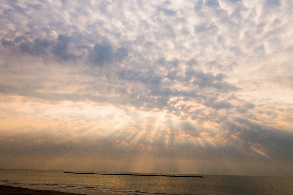 Céu nuvens mar manhã