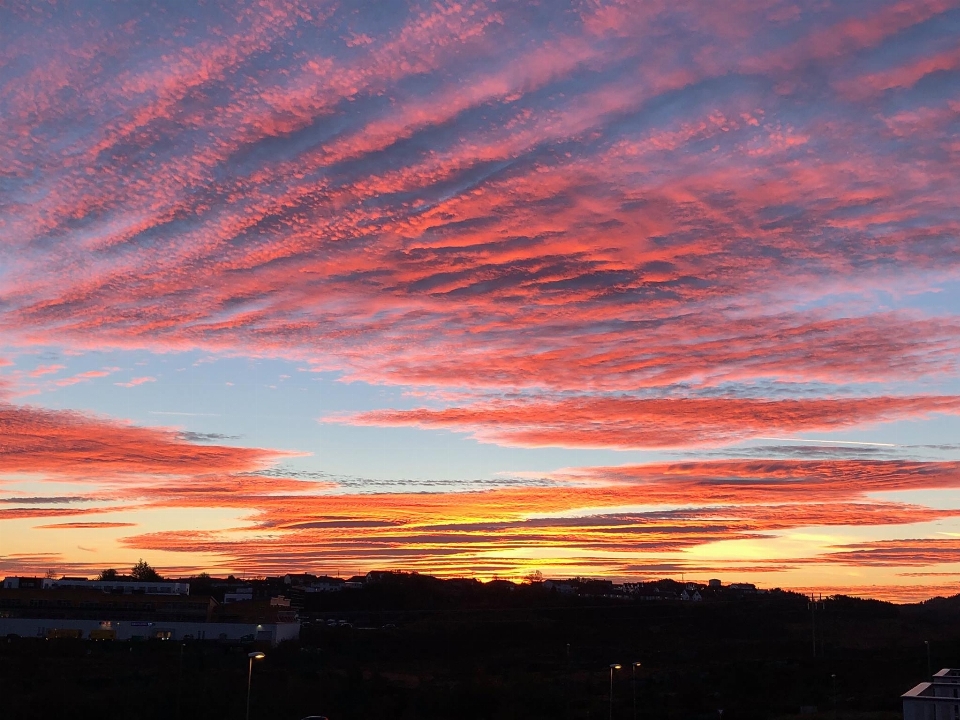 Verano cielo resplandor crepuscular
 rojo por la mañana
