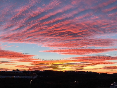 Foto Estate cielo riverbero
 rosso al mattino
