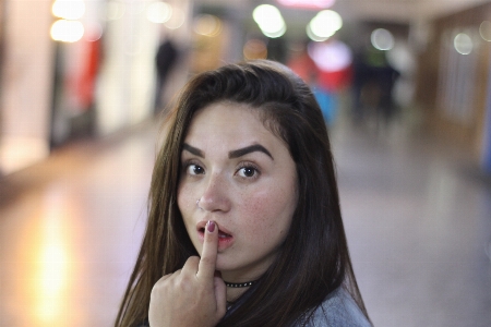 Foto Wanita menghadapi rambut bibir