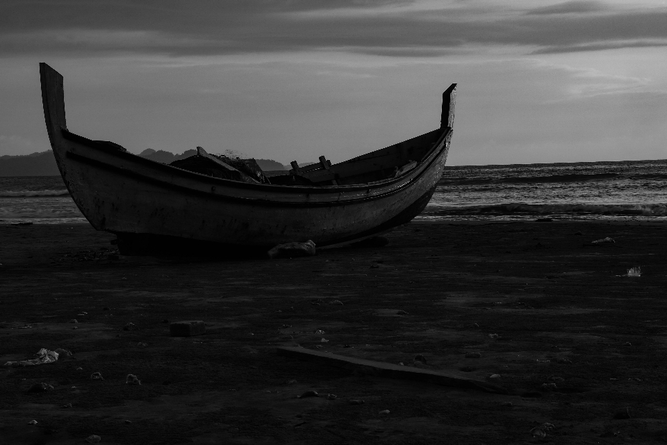 Bateau noir et blanc
 mer plage