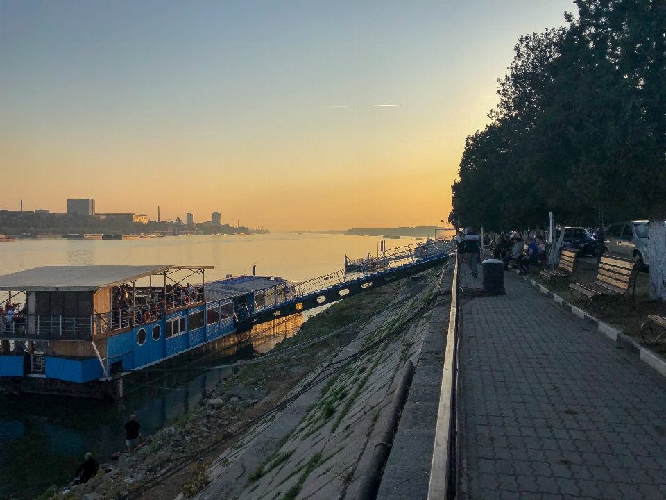 Danube
 langit pagi jalan air
