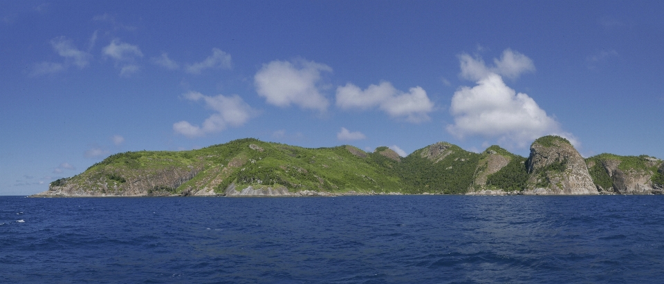 Pulau hutan laut awan